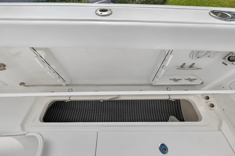 Slide: The Image of Boston Whaler 350 OUTRAGE 2018 - 45