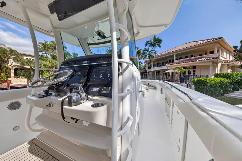 Slide: The Image of Boston Whaler 350 OUTRAGE 2018 - 49