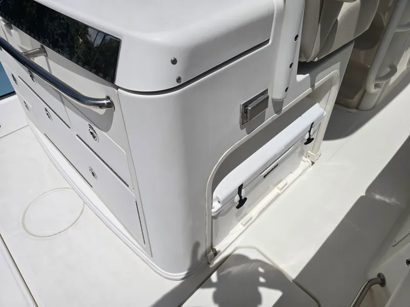 Slide: The Image of Boston Whaler 350 OUTRAGE 2018 - 5