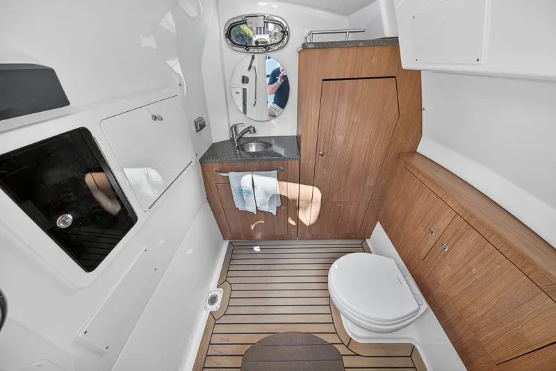 Slide: The Image of Boston Whaler 350 OUTRAGE 2018 - 50