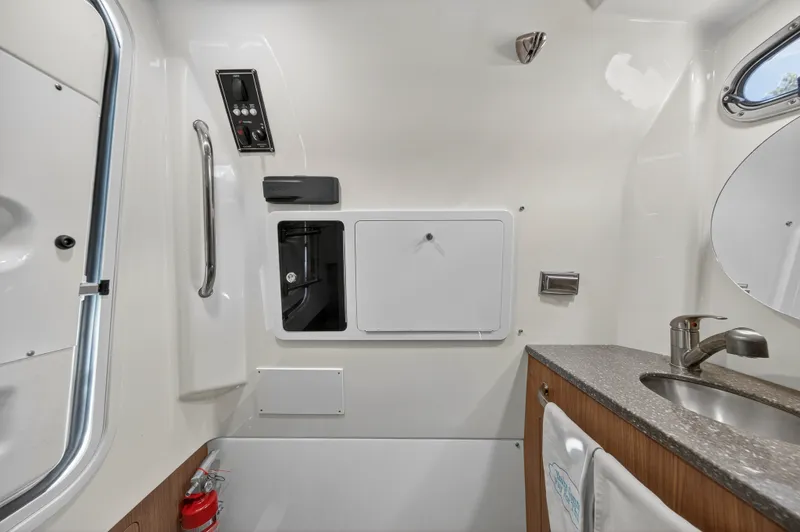 Slide: The Image of Boston Whaler 350 OUTRAGE 2018 - 51