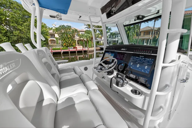 Slide: The Image of Boston Whaler 350 OUTRAGE 2018 - 52