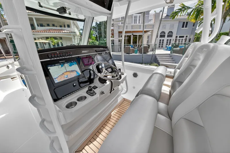 Slide: The Image of Boston Whaler 350 OUTRAGE 2018 - 54