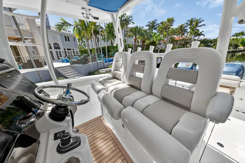 Slide: The Image of Boston Whaler 350 OUTRAGE 2018 - 55