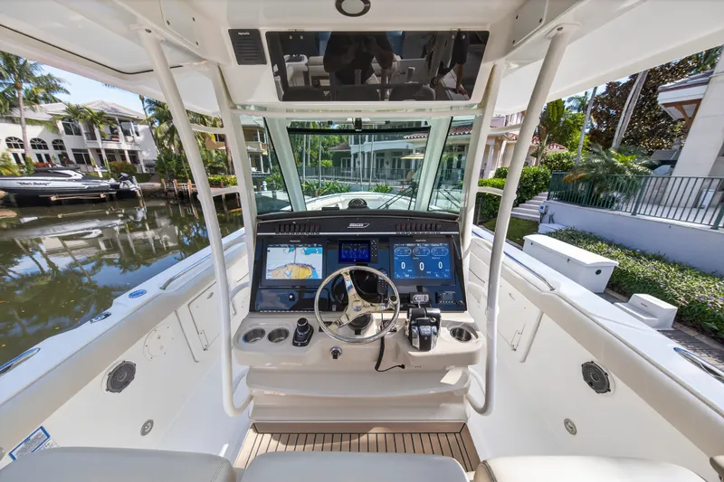 Slide: The Image of Boston Whaler 350 OUTRAGE 2018 - 58