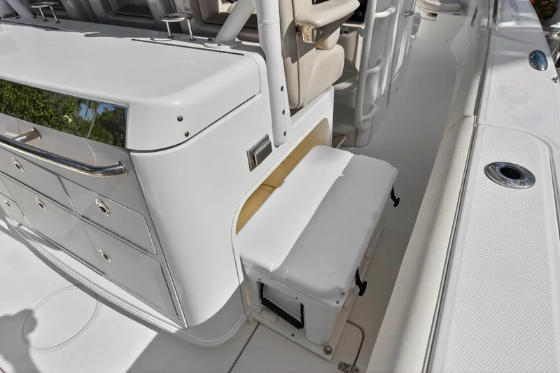 Slide: The Image of Boston Whaler 350 OUTRAGE 2018 - 59