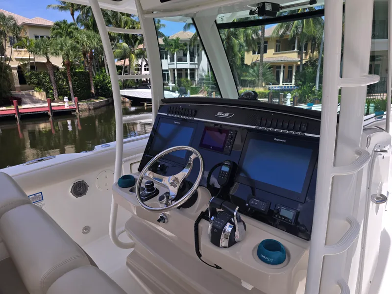 Slide: The Image of Boston Whaler 350 OUTRAGE 2018 - 6