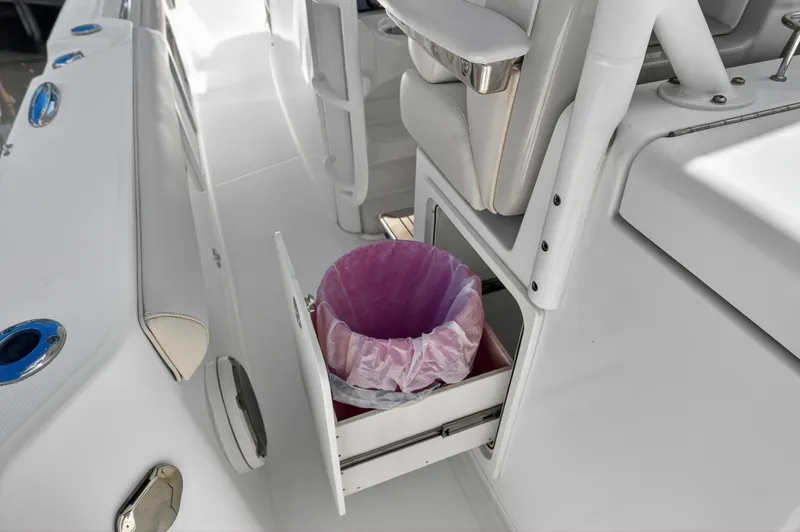 Slide: The Image of Boston Whaler 350 OUTRAGE 2018 - 60