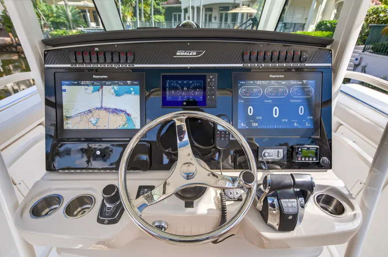Slide: The Image of Boston Whaler 350 OUTRAGE 2018 - 61