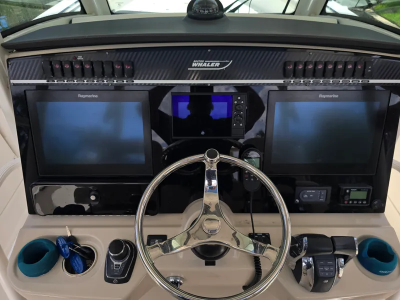 Slide: The Image of Boston Whaler 350 OUTRAGE 2018 - 7