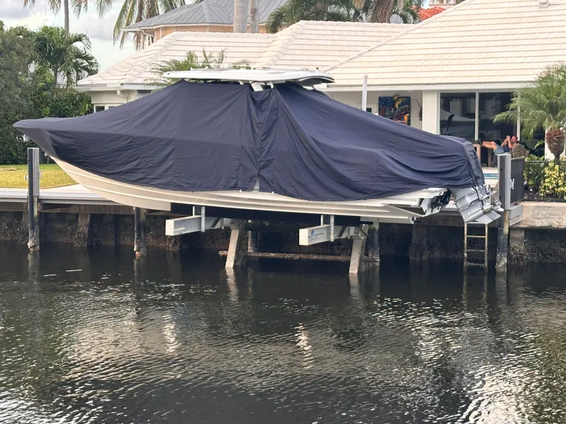 Slide: The Image of Boston Whaler 320 VANTAGE 2022 - 1