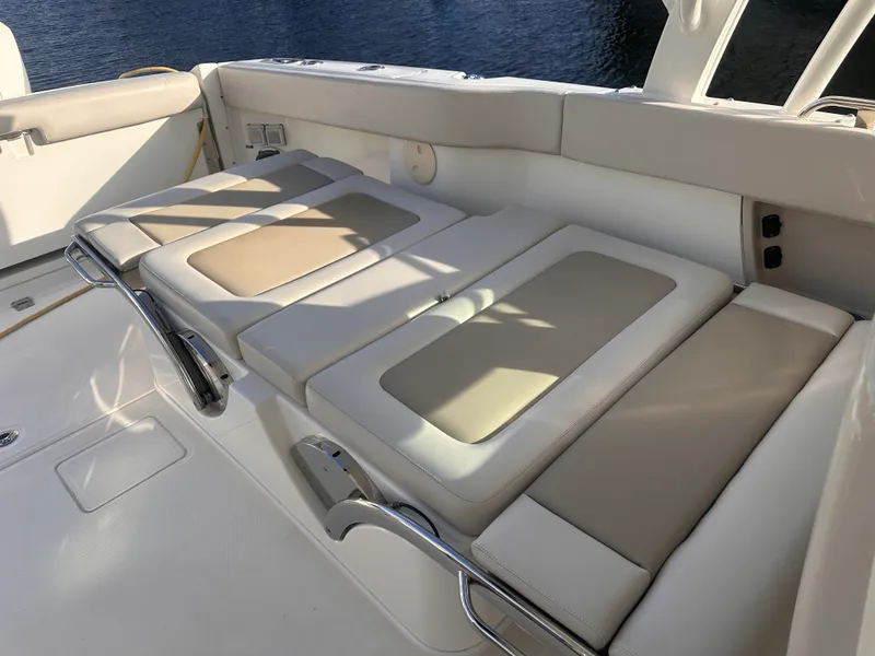 Slide: The Image of Boston Whaler 320 VANTAGE 2022 - 10