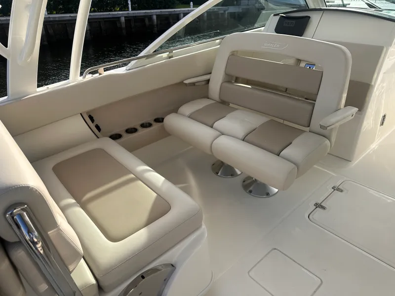 Slide: The Image of Boston Whaler 320 VANTAGE 2022 - 11
