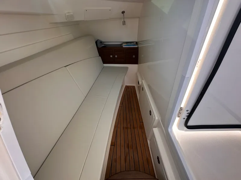 Slide: The Image of Boston Whaler 320 VANTAGE 2022 - 12