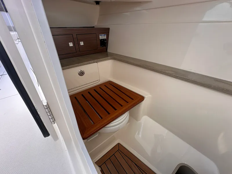 Slide: The Image of Boston Whaler 320 VANTAGE 2022 - 13