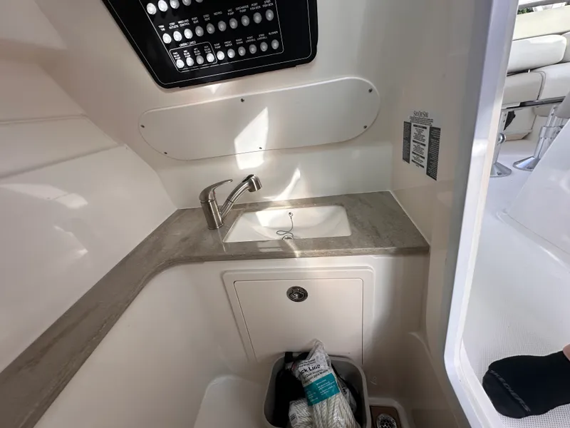 Slide: The Image of Boston Whaler 320 VANTAGE 2022 - 14