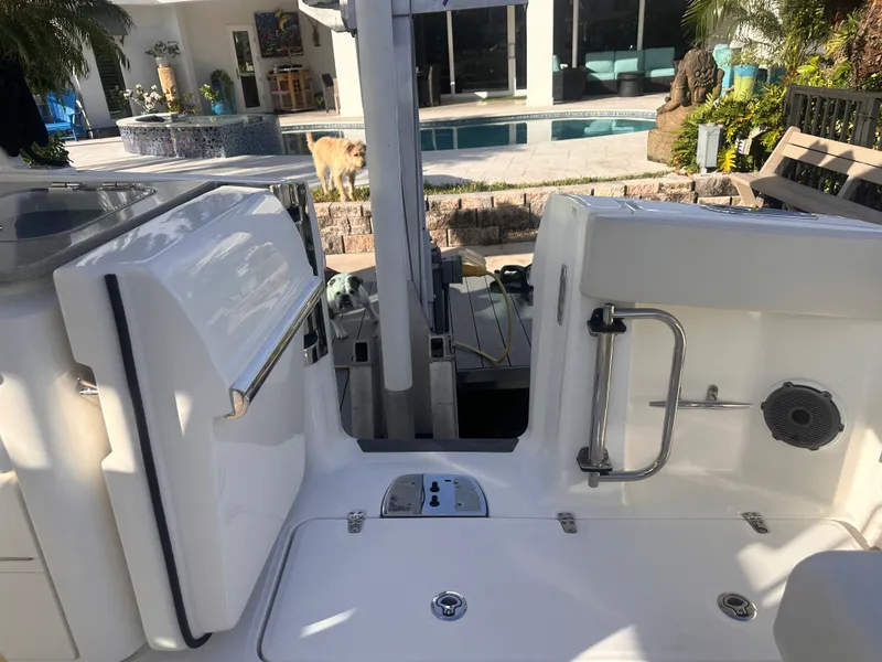 Slide: The Image of Boston Whaler 320 VANTAGE 2022 - 15