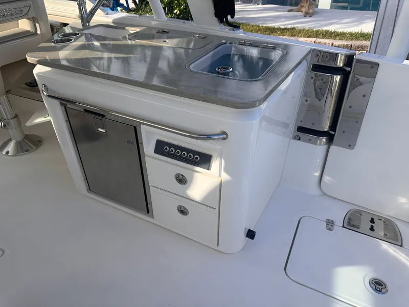 Slide: The Image of Boston Whaler 320 VANTAGE 2022 - 17