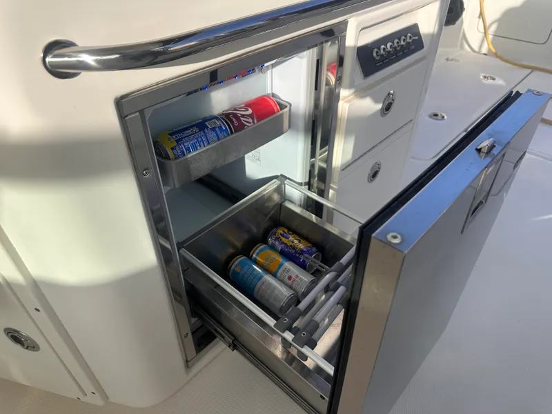 Slide: The Image of Boston Whaler 320 VANTAGE 2022 - 18