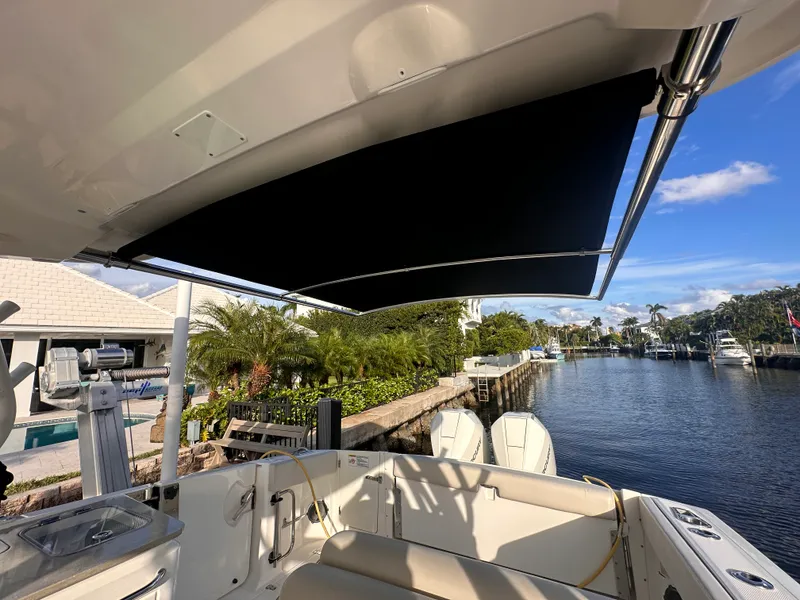 Slide: The Image of Boston Whaler 320 VANTAGE 2022 - 19