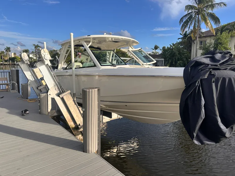 Slide: The Image of Boston Whaler 320 VANTAGE 2022 - 2