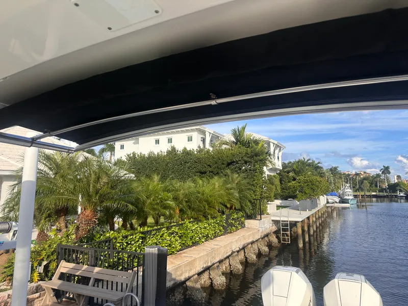 Slide: The Image of Boston Whaler 320 VANTAGE 2022 - 21