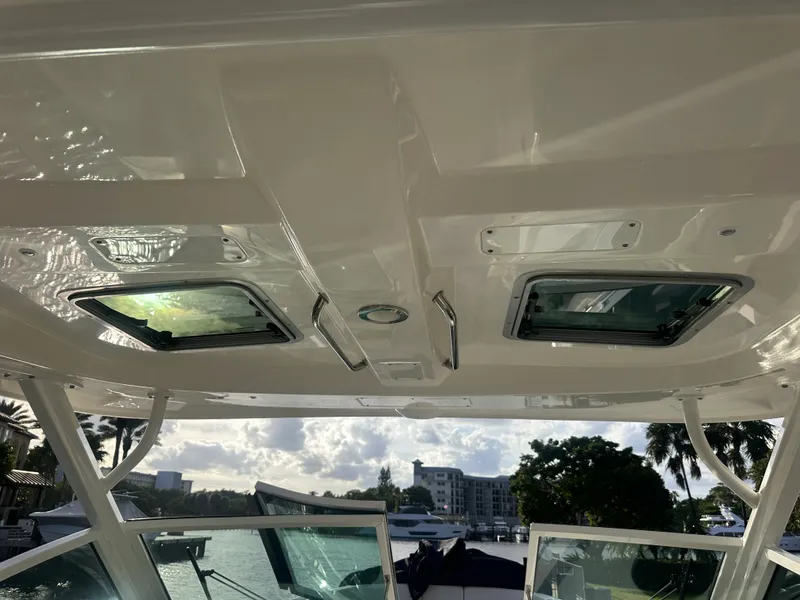 Slide: The Image of Boston Whaler 320 VANTAGE 2022 - 22