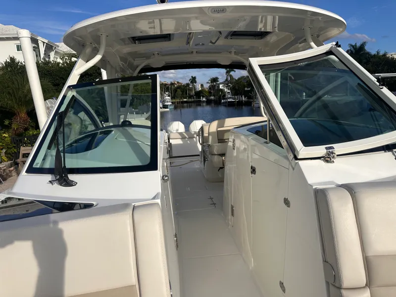 Slide: The Image of Boston Whaler 320 VANTAGE 2022 - 23