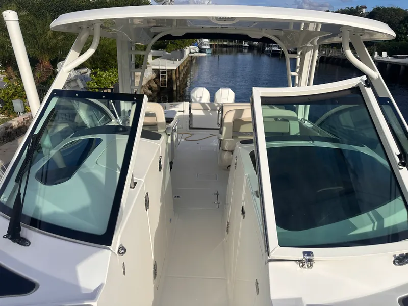 Slide: The Image of Boston Whaler 320 VANTAGE 2022 - 24