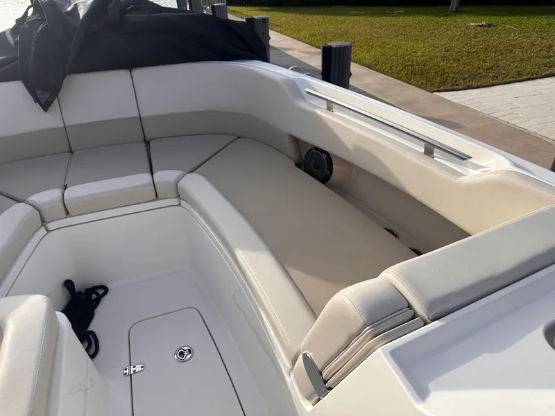 Slide: The Image of Boston Whaler 320 VANTAGE 2022 - 25