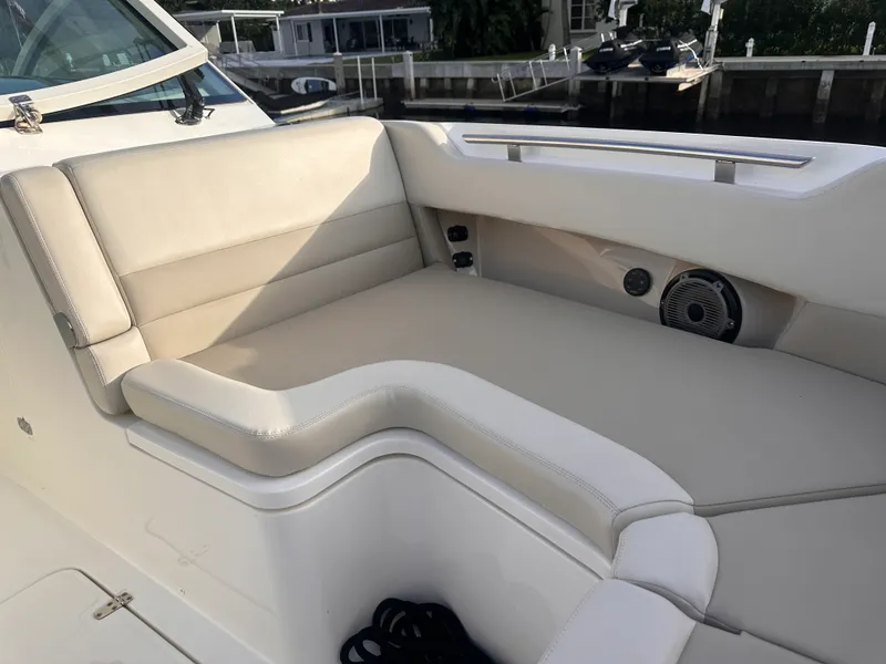 Slide: The Image of Boston Whaler 320 VANTAGE 2022 - 26