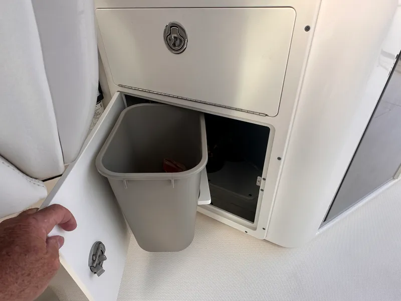 Slide: The Image of Boston Whaler 320 VANTAGE 2022 - 27