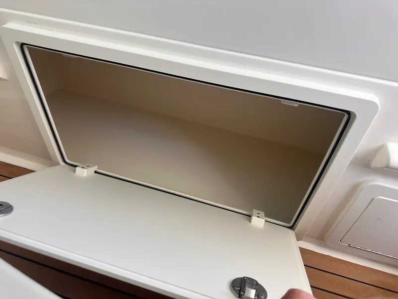 Slide: The Image of Boston Whaler 320 VANTAGE 2022 - 28