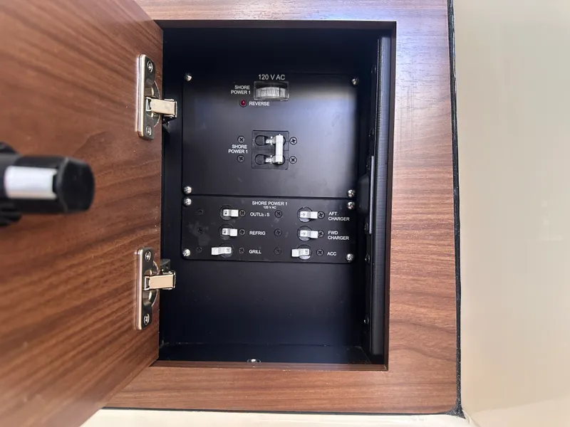 Slide: The Image of Boston Whaler 320 VANTAGE 2022 - 29