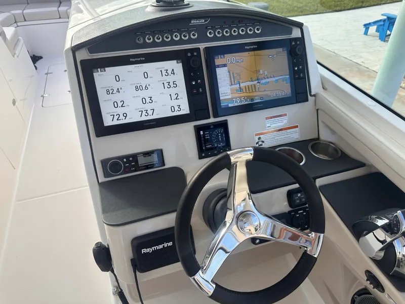 Slide: The Image of Boston Whaler 320 VANTAGE 2022 - 3