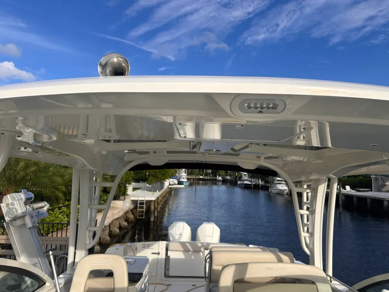 Slide: The Image of Boston Whaler 320 VANTAGE 2022 - 30