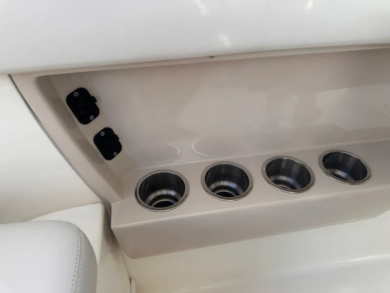 Slide: The Image of Boston Whaler 320 VANTAGE 2022 - 31