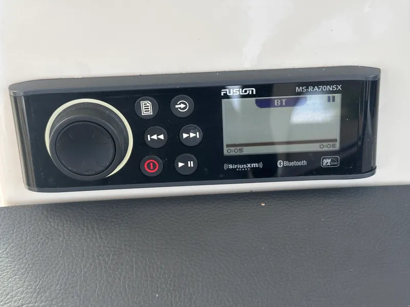 Slide: The Image of Boston Whaler 320 VANTAGE 2022 - 32