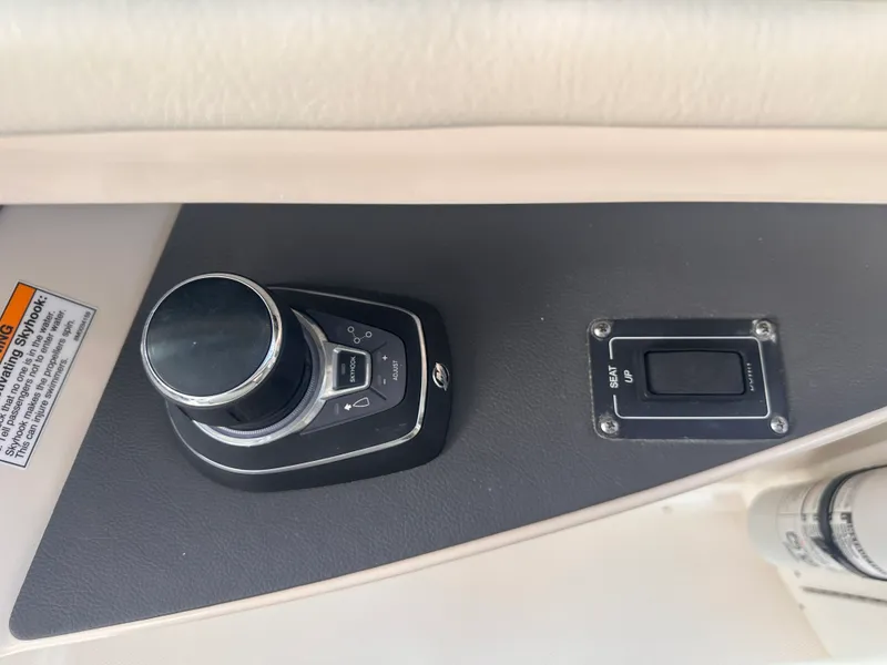 Slide: The Image of Boston Whaler 320 VANTAGE 2022 - 33