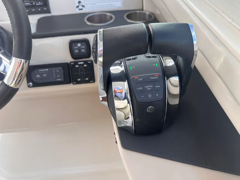 Slide: The Image of Boston Whaler 320 VANTAGE 2022 - 34