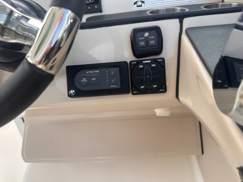 Slide: The Image of Boston Whaler 320 VANTAGE 2022 - 35