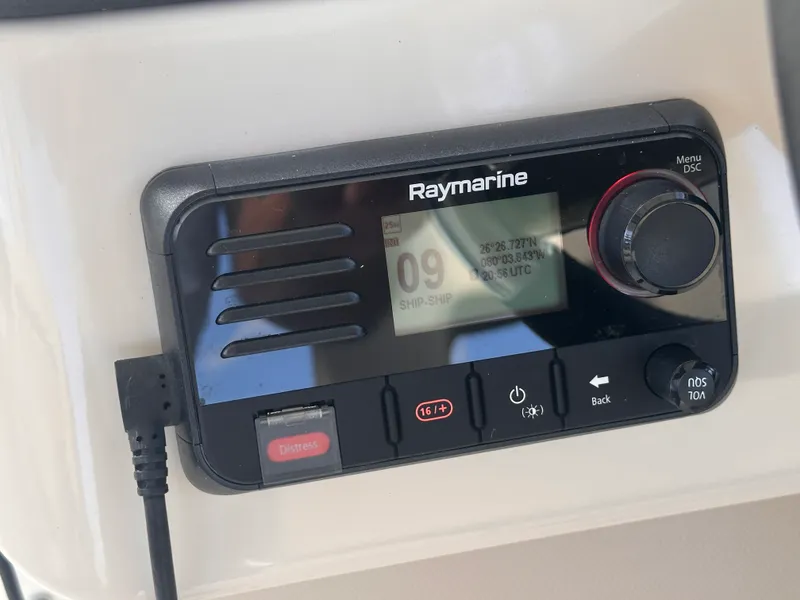 Slide: The Image of Boston Whaler 320 VANTAGE 2022 - 36