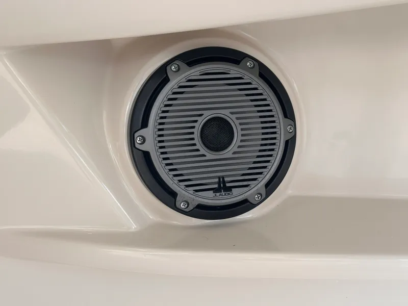 Slide: The Image of Boston Whaler 320 VANTAGE 2022 - 37