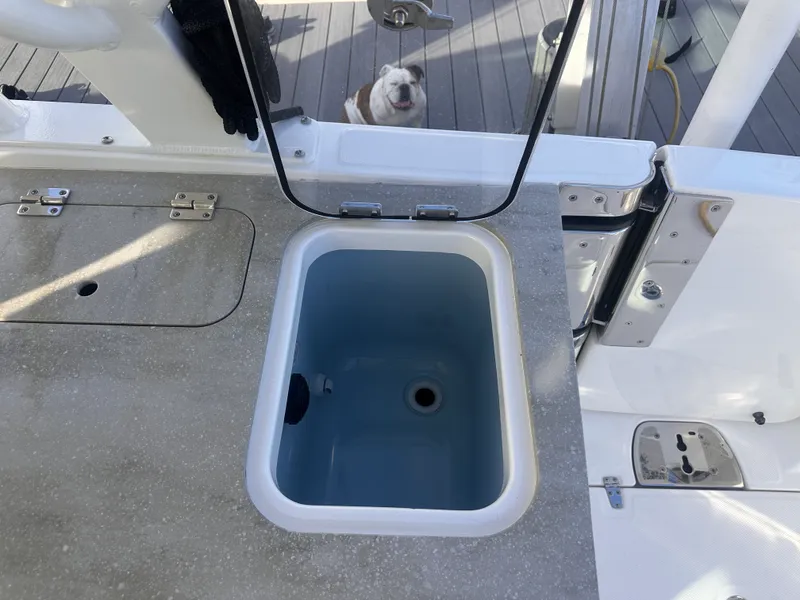 Slide: The Image of Boston Whaler 320 VANTAGE 2022 - 38