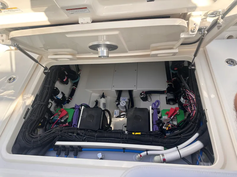 Slide: The Image of Boston Whaler 320 VANTAGE 2022 - 39