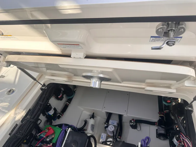 Slide: The Image of Boston Whaler 320 VANTAGE 2022 - 40