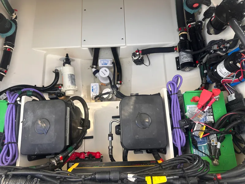 Slide: The Image of Boston Whaler 320 VANTAGE 2022 - 41