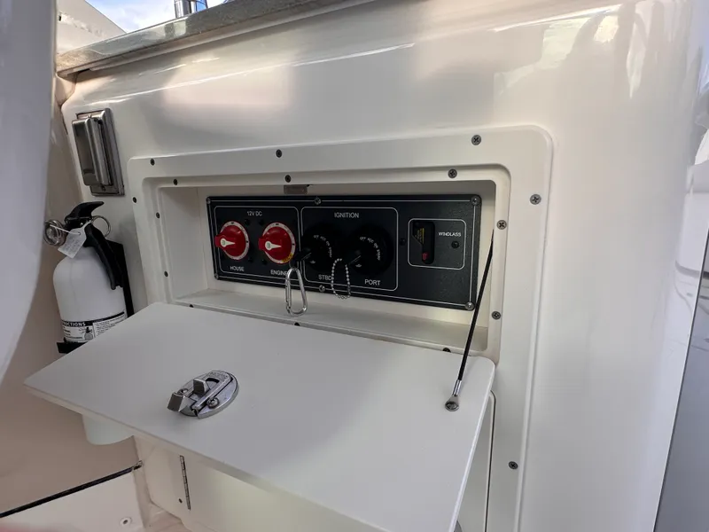 Slide: The Image of Boston Whaler 320 VANTAGE 2022 - 42