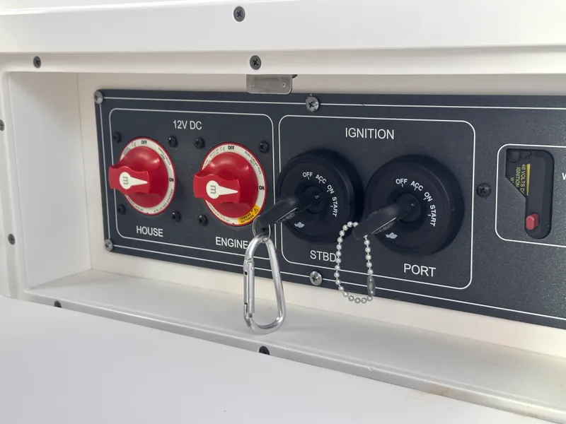 Slide: The Image of Boston Whaler 320 VANTAGE 2022 - 43