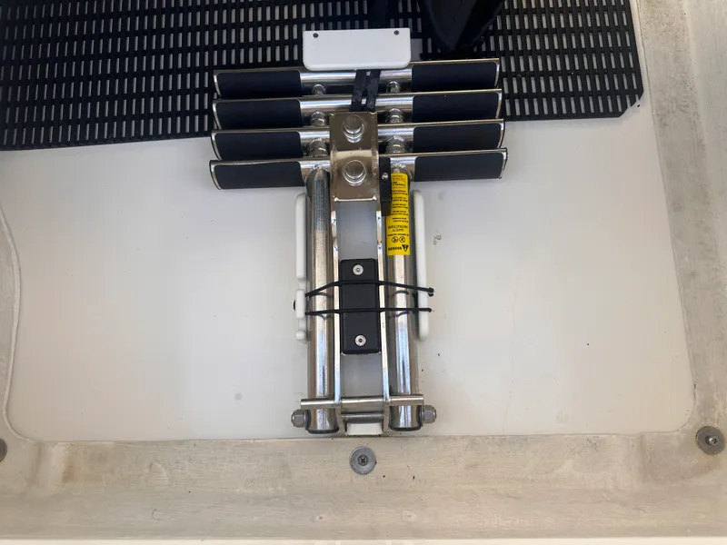 Slide: The Image of Boston Whaler 320 VANTAGE 2022 - 44